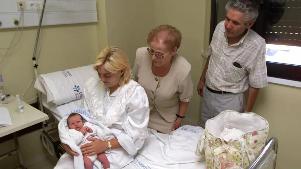 Valvanera con su hija Alma Candelas en brazos. También en la foto, los abuelos de la niña.
