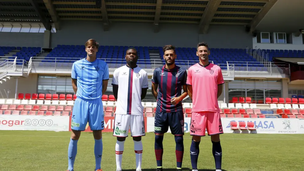 Imagen de archivo, de la presentación de las equipaciones de la temporada 2015/2016. El ahora técnico del Huesca, Leo Franco, ejercía entonces de modelo con el uniforme de portero.