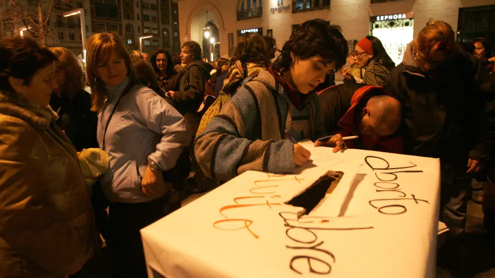 Concentración a favor de la exclusión del aborto del código penal en la plaza España de Zaragoza el 23 de enero de 2008.