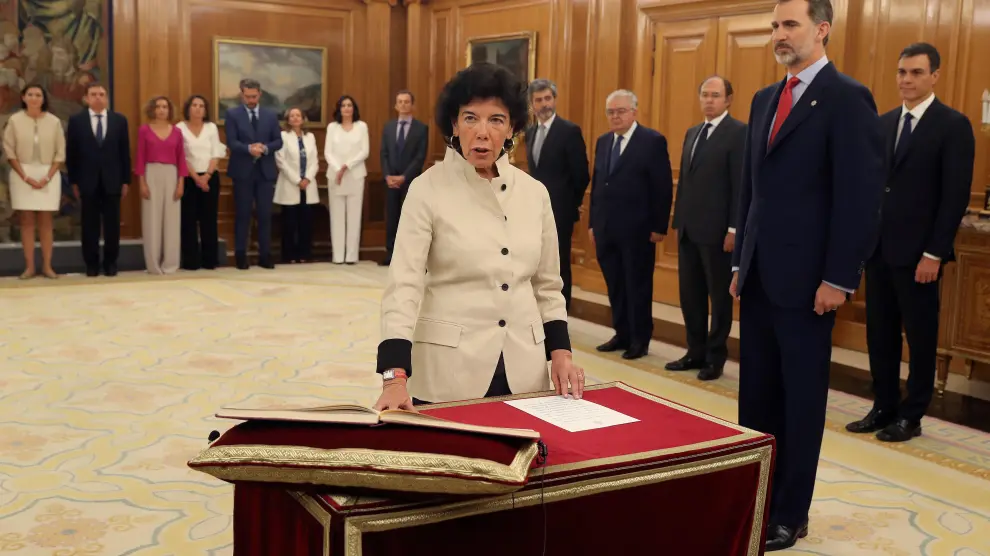 La ministra de Educación, Isabel Celáa, promete su cargo ante el Rey Felipe VI.