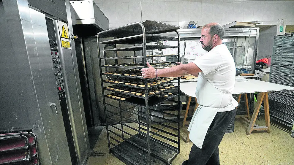 Domingo Hinojosa ha convertido la panadería de Villastar que heredó en un negocio de proyección comarcal.