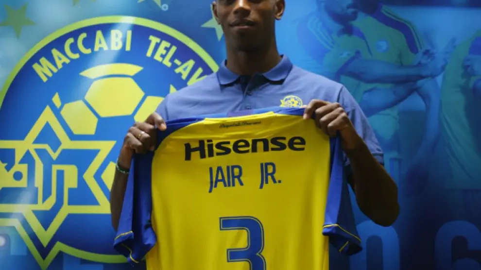 Jair posando en Israel este jueves con la camiseta de su nuevo equipo, el Maccabi Tel Aviv.