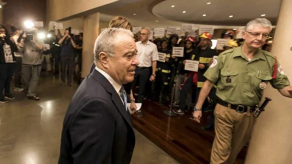 El presidente, Miguel Gracia, llegó escoltado al pleno y entre gritos de protesta de los bomberos.