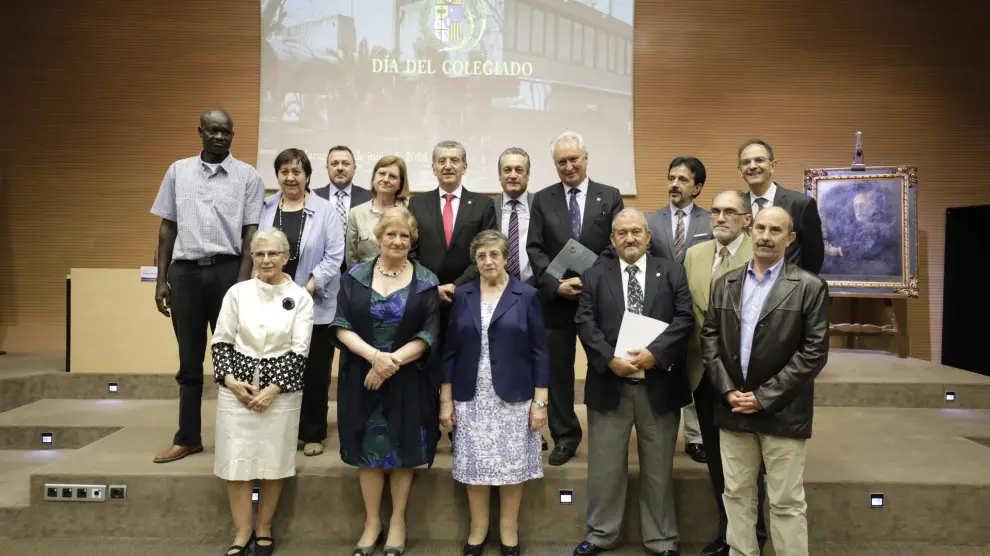 Foto de familia de todos los premiados por el Colegio de Médicos de Zaragoza.