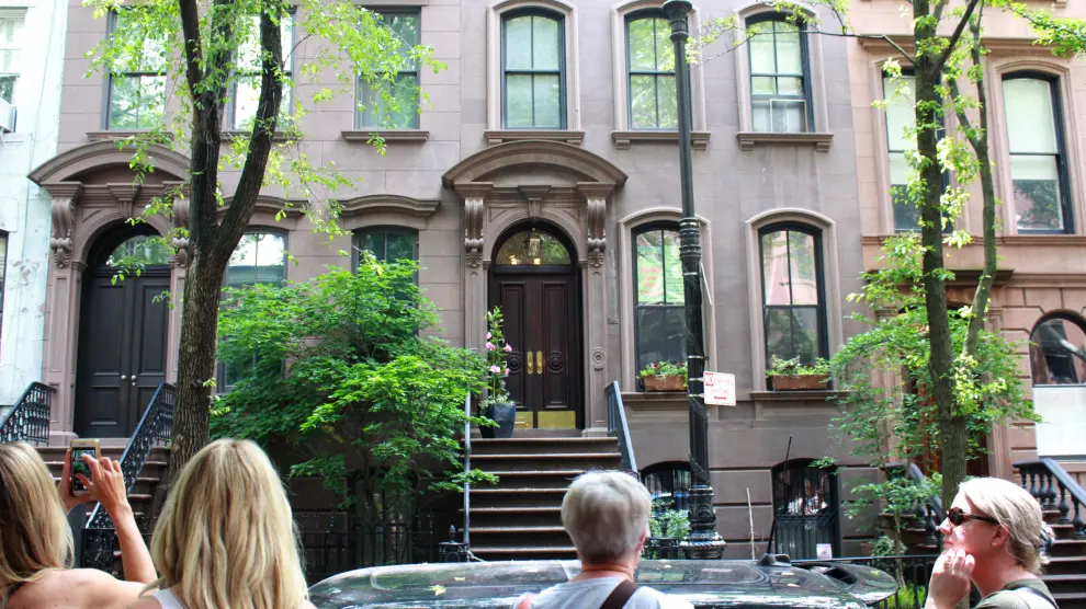 Varias seguidoras de la serie, ante la casa de Carrie Bradshaw en la serie 'Sexo en Nueva York'.