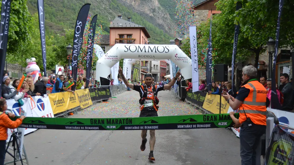 Diego Gómez entra en la línea de meta de Benasque después de completar los 42 kilómetros del Gran Maratón.