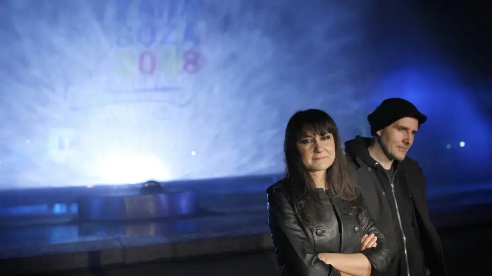 Eva Amaral y Juan Aguirre, con el logotipo de la Expo de fondo.