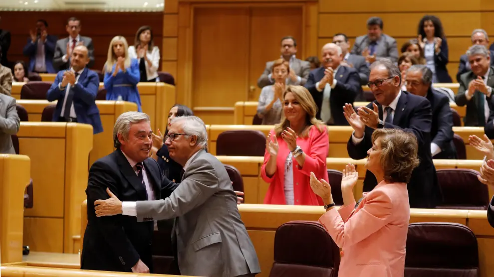 Barreiro (PP) recibe la felicitación de Arenas, este lunes en el Senado