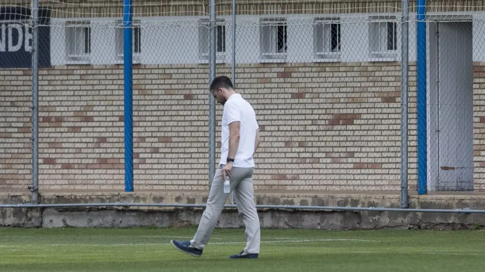 Lalo Arantegui, cabizbajo y meditabundo, camina en solitario el pasado domingo por la mañana en plena digestión de la eliminación del Real Zaragoza ante el Numancia.