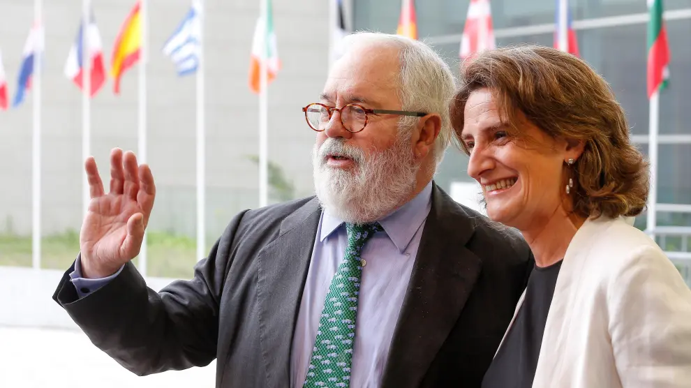 Teresa Ribera, junto al comisario europeo Miguel Arias Cañete, ayer en Luxemburgo.