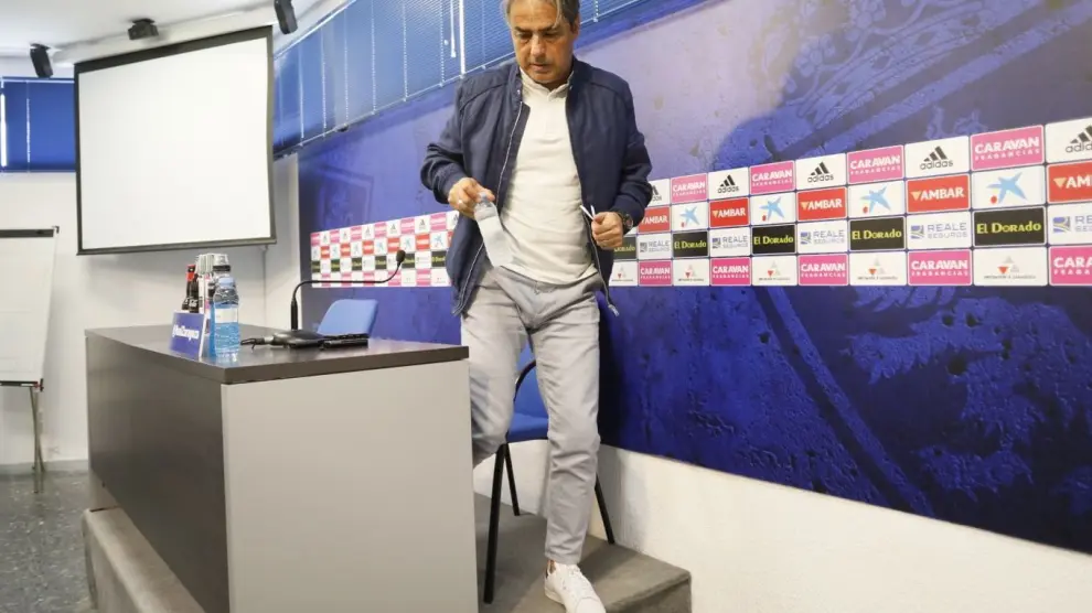 Natxo González baja del estrado de la sala de prensa de la Ciudad Deportiva tras comunicar oficialmente su adiós al Real Zaragoza.