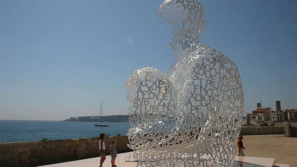 Una estatua de letras de Jaume Plensa en el puerto de Antibes, en Francia.