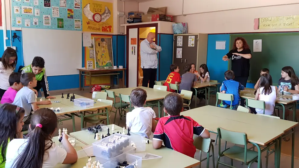 Leontxo García en un aula de Primaria del Colegio Público Zalfonada.