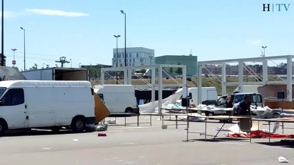 Desalojados varios puestos del mercadillo de la Expo por el viento