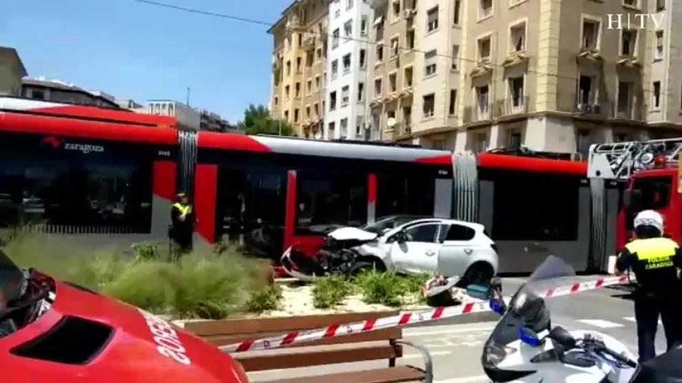 Cortado el tranvía por un violento choque con un turismo en la avenida de Goya