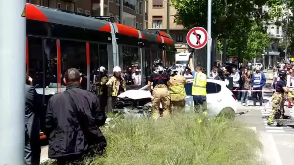 Descarrilla el tranvía tras un violento choque con un turismo en la avenida de Goya