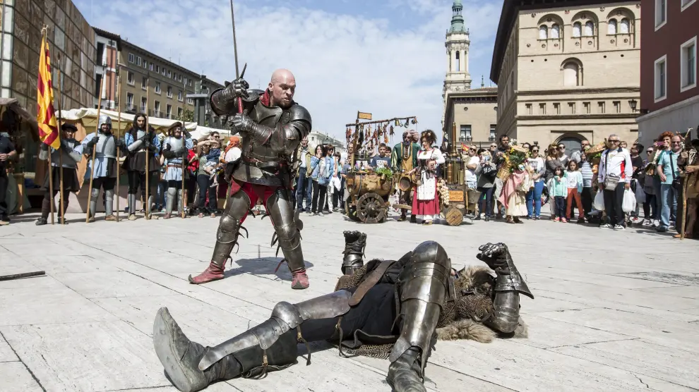 Una batalla entre caballeros del mercado medieval.
