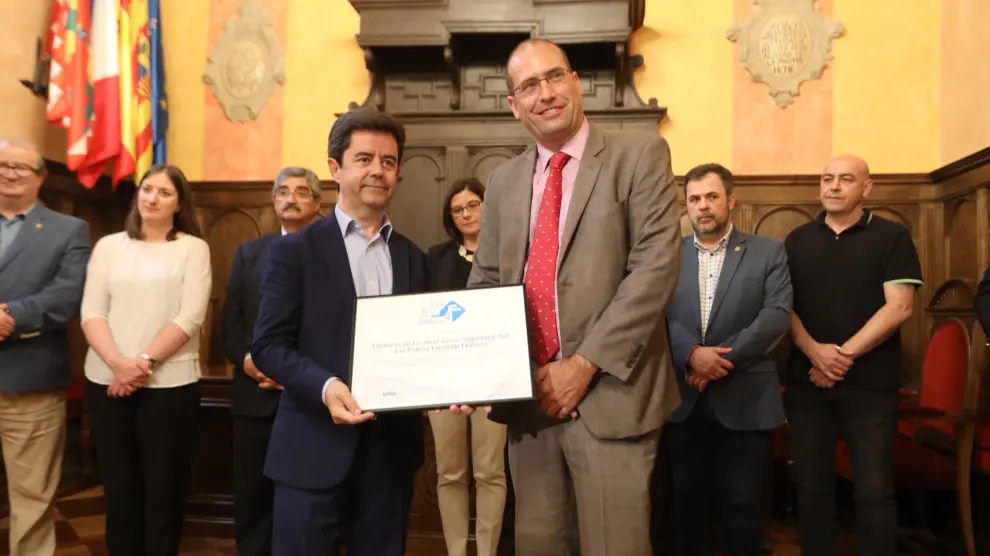 El alcalde de Huesca, Luis Felipe, recoge el Diploma de Excelencia de manos del presidente de Fesvial, Javier Llamazares