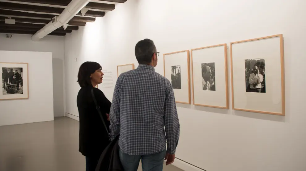 La exposición recoge en imágenes captadas por Masats el trabajo de Buñuel durante el rodaje de los exteriores de 'Viridiana'.