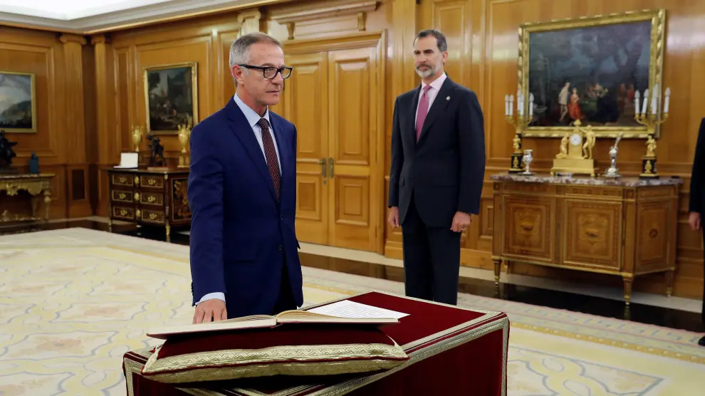 El nuevo ministro de Cultura, José Guirao (i), promete su cargo ante el Rey en un acto celebrado esta mañana en el Palacio de la Zarzuela.