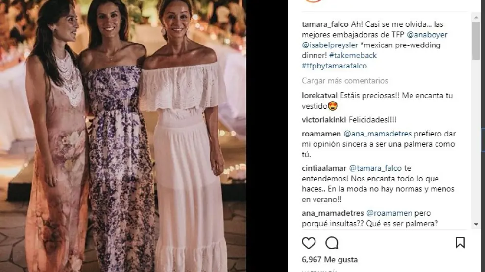 En la imagen, Tamara, junto a su hermana Ana y su madre, luciendo vestidos de su primera colección.