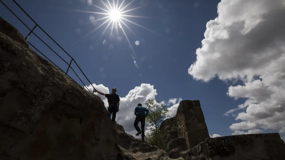 La escarpada (aunque breve) subida a Santa Margarita se realiza por una escalinata de hendiduras en piedra.