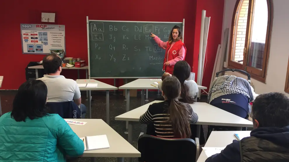 Una de las actividades de aprendizaje del idioma que imparte Cruz Roja a los refugiados