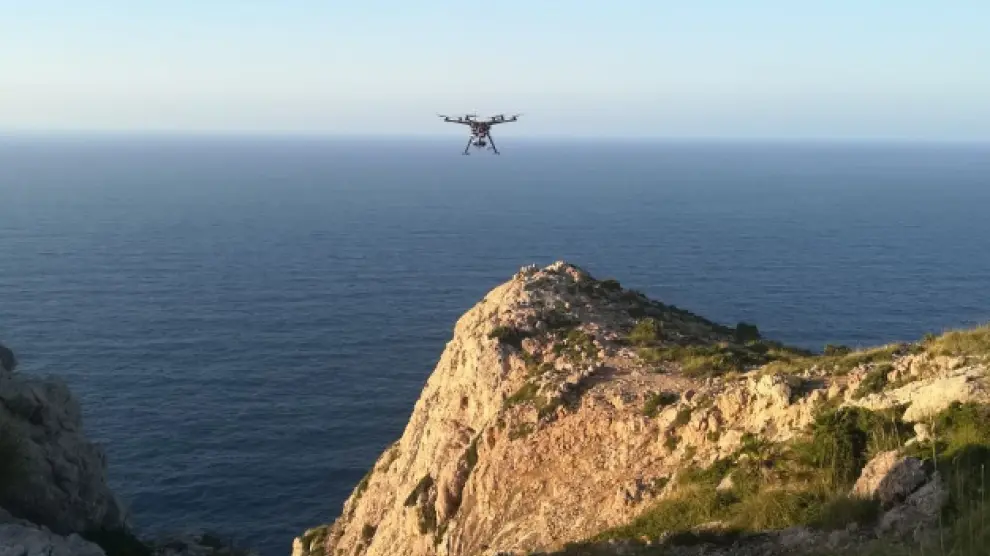 En las labores de búsqueda de la avioneta también participaron drones.