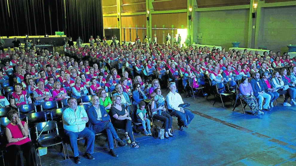 Cientos de voluntarios de Zaragoza festejaron su día con un acto en el Auditorio.