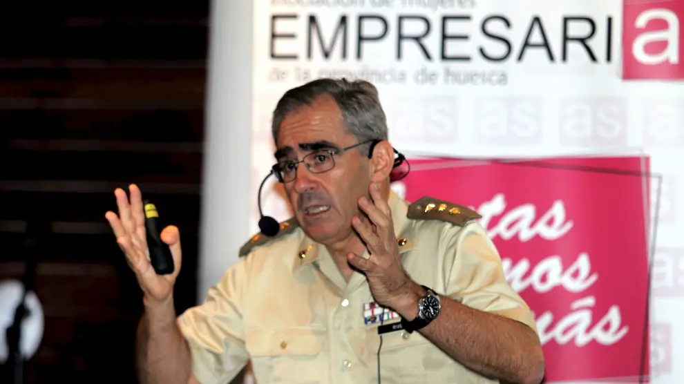 El coronel José María Rivera durante su intervención en el desayuno  organizado por Amephu.