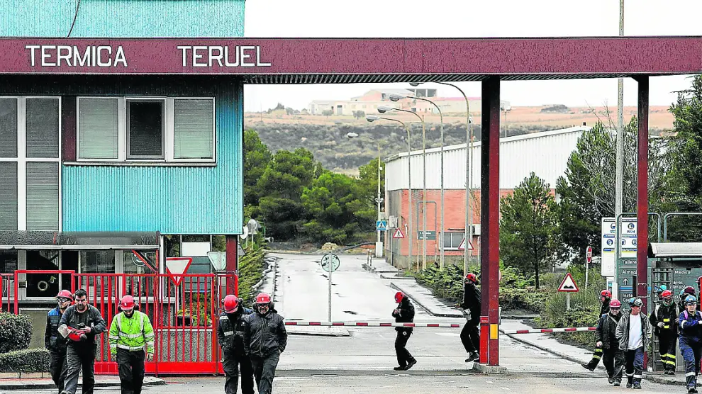 Trabajadores de la central de Endesa en Andorra abandonan la planta en un cambio de turno.