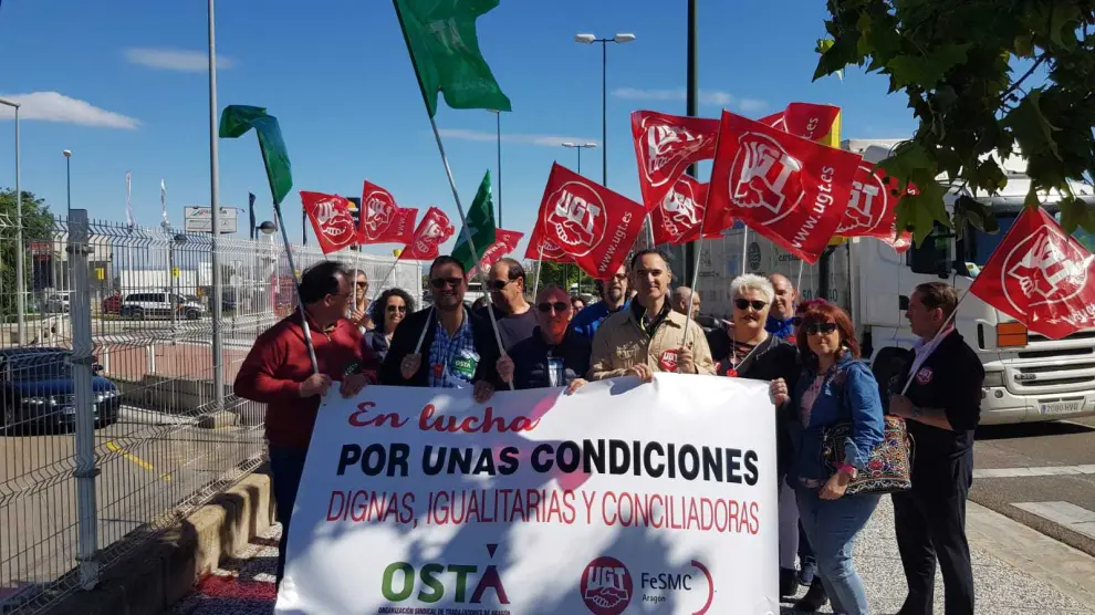 Delegados sindicales y trabajadores se concentran en el día de huelga para exigir el respeto a jornadas y descansos
