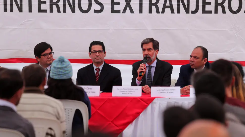 El embajador de España en Perú, Ernesto de Zulueta, y el ministro de Justicia peruano, Salvador de Heresi, en un acto previo a la repatriación.