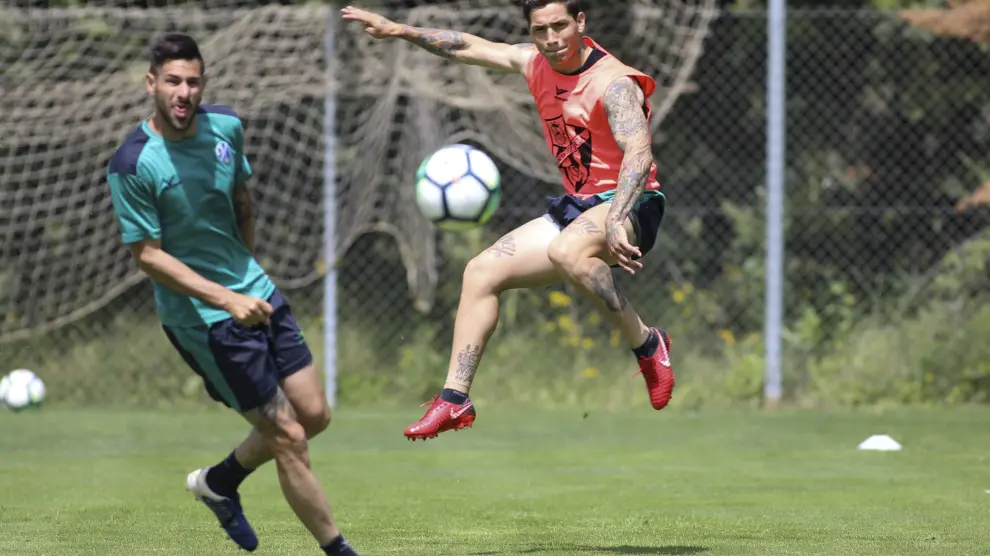 Luis Ezequiel 'Chimy' Ávila en un movimiento acrobático durante un entrenamiento en su primera temporada en el Huesca.