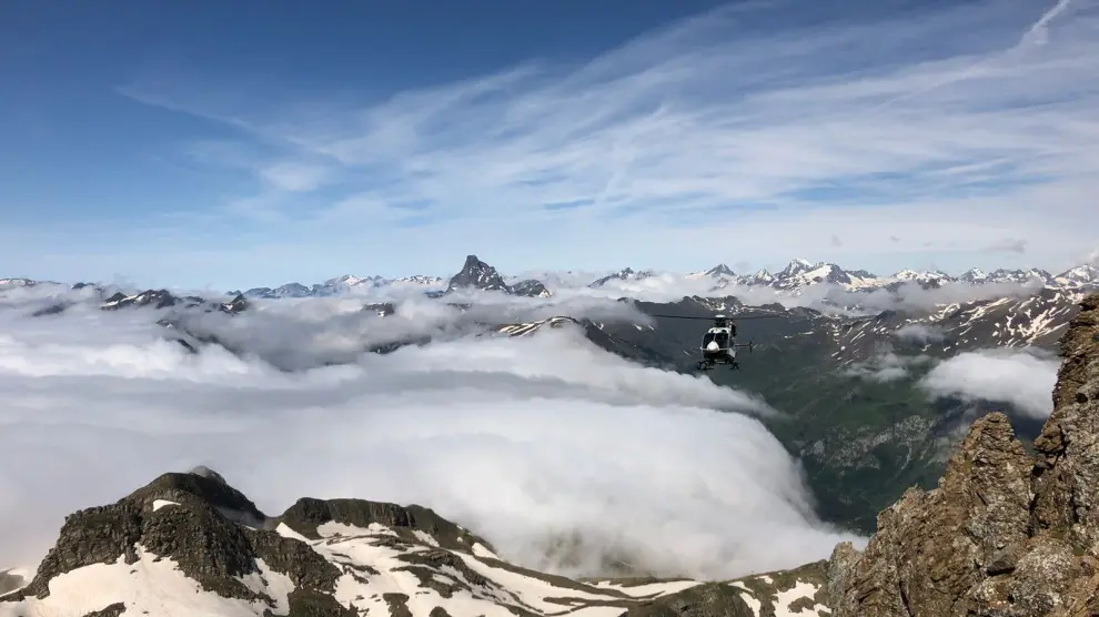 El helicóptero, llegando a la zona del pico Aspe donde un escalador ha sufrido un accidente