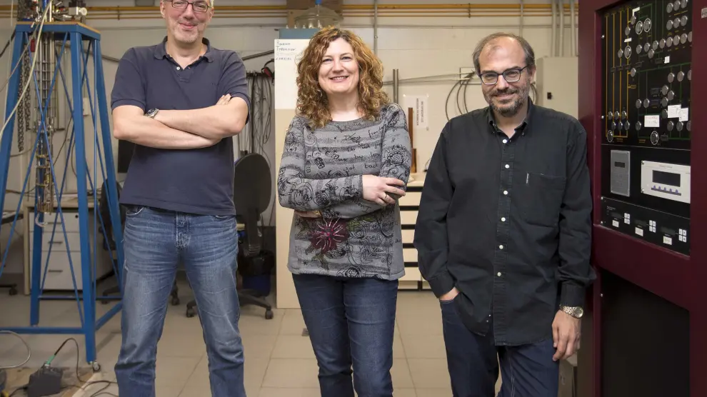 Marco Evangelisti, Anabel Gracia y Fernando Luis, en el laboratorio de física de bajas temperaturas.