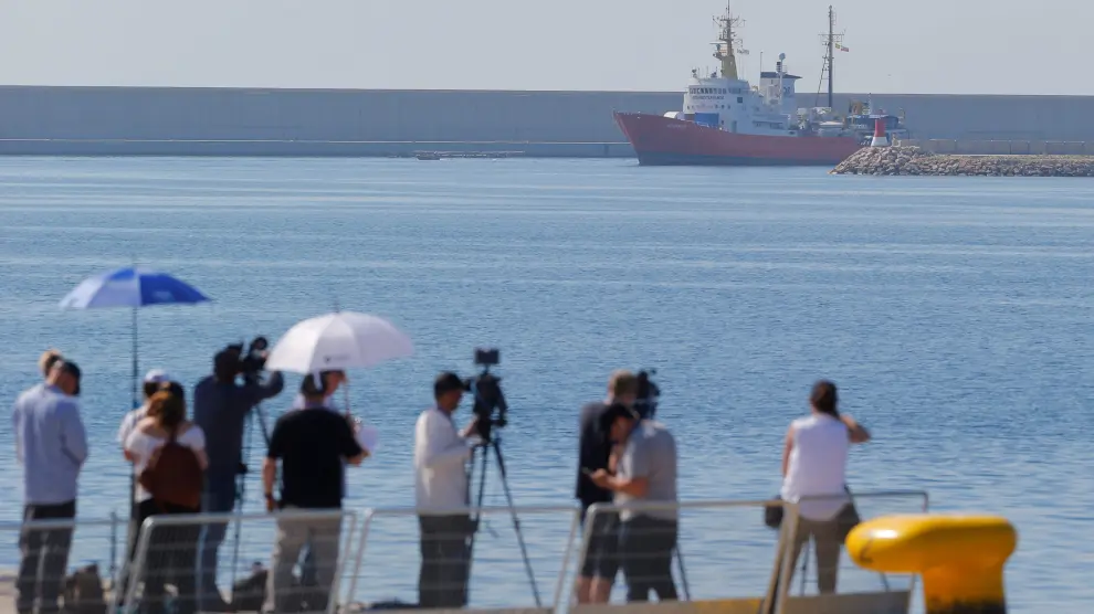 Un grupo de periodistas captando la llegada de los barcos a España.