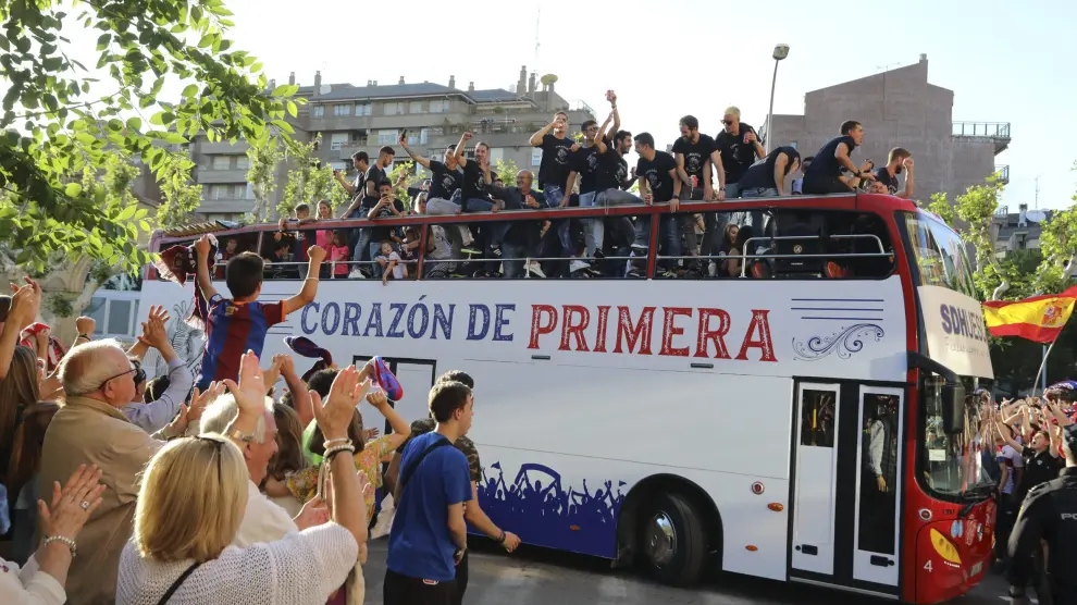 El autobús en el que el Huesca celebró el ascenso recorriendo las calles el pasado 22 de mayo.