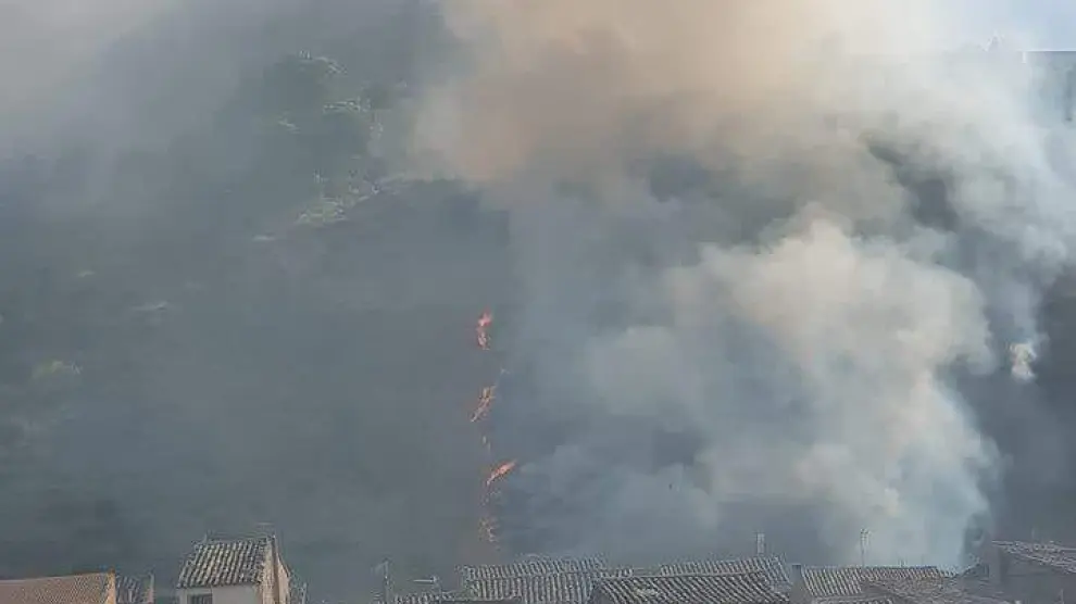 Imagen del fuego desde las calles de Monzón.