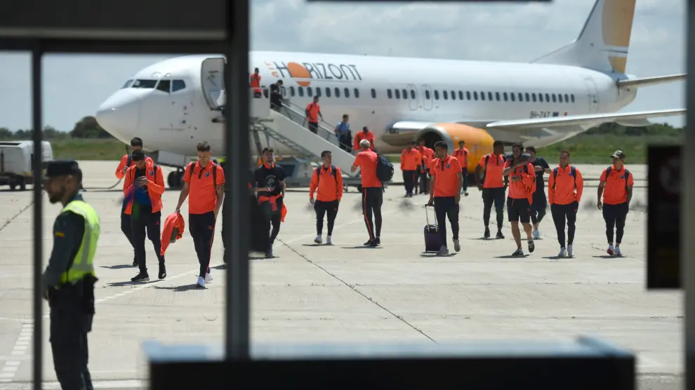 Llegada de los jugadores de la SD Huesca al aeropuerto tras su victoria en Lugo el 22 de mayo.