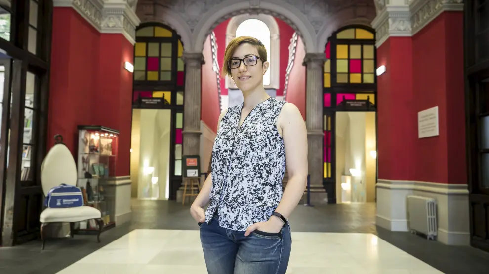 Ana Serrano, en la entrada del Paraninfo de la Universidad de Zaragoza