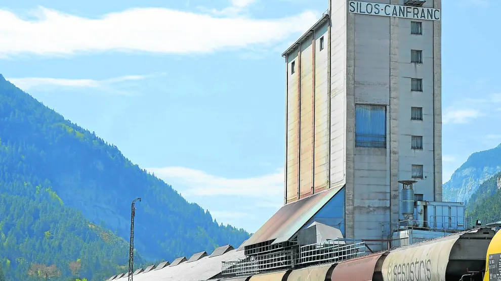 El silo de Canfranc almacena el maíz procedente del sur de Francia.