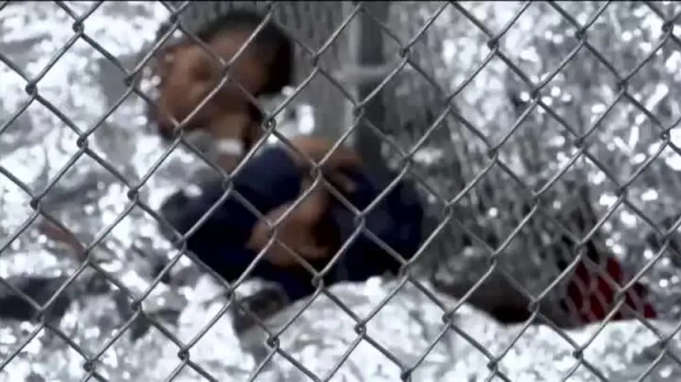 Niños en celdas de alambre, con mantas térmicas y separados de sus familiares en EEUU