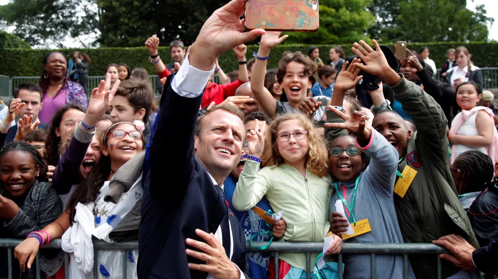 El presidente Macron se fotografía con un grupo de jóvenes en el 78 aniversario del Llamamiento