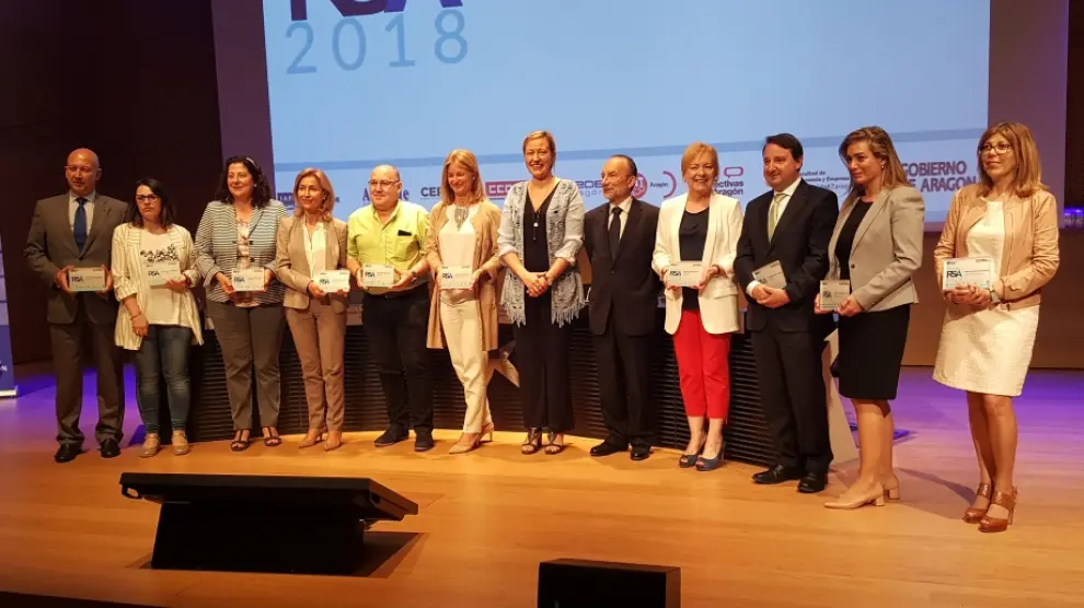 Marta Gastón junto a Laura Ros Verhoeven y los demás ponentes que han participado en el Foro RSA 2018 celebrado en Zaragoza.