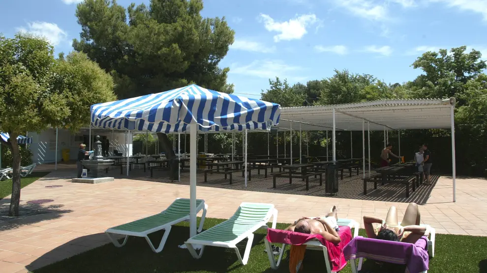 Imagen de archivo del bar de la piscina de Movera, que este verano está cerrado.