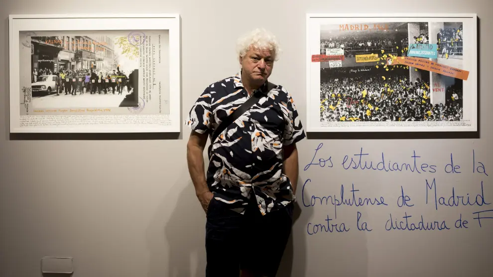 El artista Marcelo Brodsky posó este martes en el Centro de Historias junto a dos de las imágenes de su exposición.