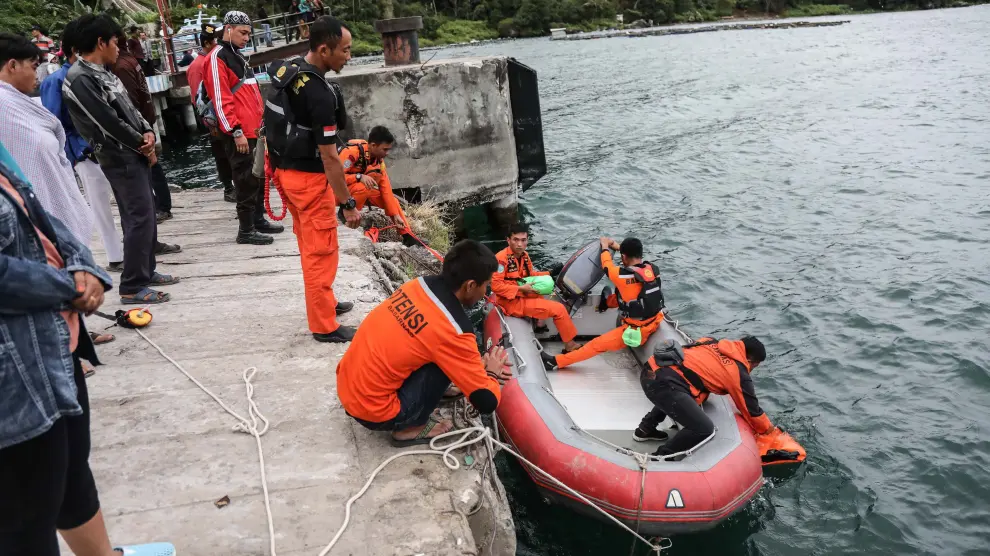 Varios salvavidas indonesios antes de retomar las albores de búsqueda
