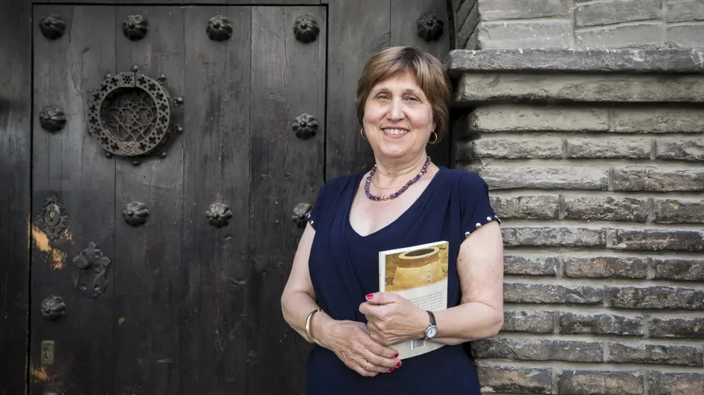 La historiadora Francisca Vilella, con un ejemplar de sus 'Objetos con historia'.