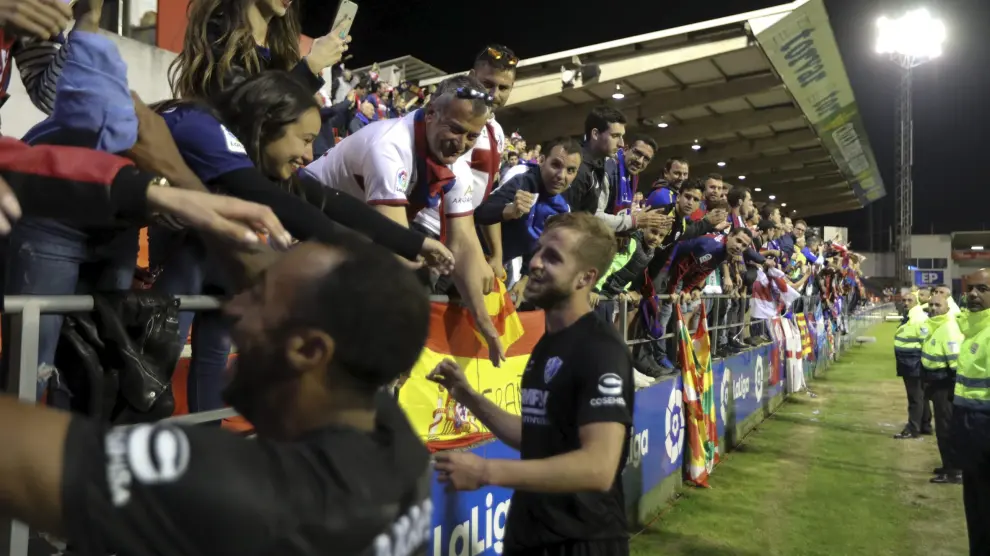 Akapo y Pulido celebran con los aficionados desplazados a Lugo la consecución del ascenso a Primera.